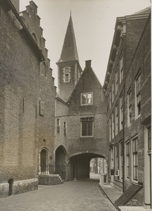 B-403 Gezicht op het Koorkerkhof te Middelburg met de Abdijpoort