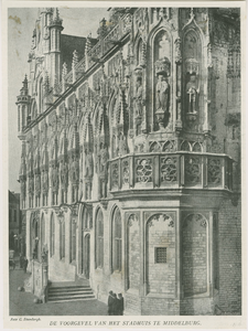 B-600 De Voorgevel van het Stadhuis te Middelburg.. De voorgevel van het Stadhuis aan de Markt te Middelburg