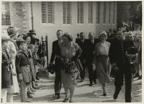 B-620III Koningin Juliana en prins Bernhard inspecteren een erewacht van padvinders bij de Nieuwe Kerk tijdens hun ...