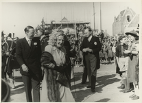 B-620IV Koningin Juliana en prins Bernhard bekijken lopend door de stad de voortgang van de wederopbouw van Middelburg