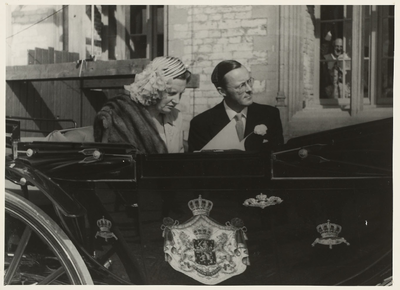 B-620XIII Koningin Juliana en prins Bernhard in een rijtuig voor het oorlogsmuseum tijdens een bezoek aan Middelburg
