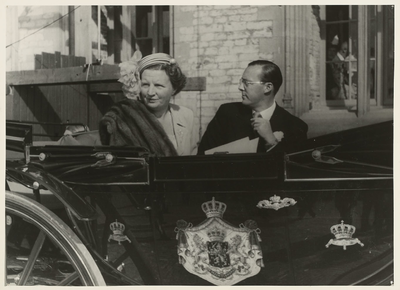 B-620XIV Koningin Juliana en prins Bernhard in een rijtuig voor het oorlogsmuseum tijdens een bezoek aan Middelburg