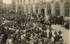 B-621I Een optocht voor het stadhuis van Middelburg bij het Onafhankelijkheidsfeest ter gelegenheid van de 100ste ...