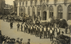 B-621II Een optocht voor het stadhuis van Middelburg bij het Onafhankelijkheidsfeest ter gelegenheid van de 100ste ...