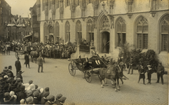 B-621III Aankomst van een rijtuig in de optocht voor het stadhuis van Middelburg bij het Onafhankelijkheidsfeest ter ...