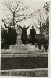 B-663 Juichende mensen bij het monument van koningin Emma op de Dam te Middelburg tijdens de bevrijding