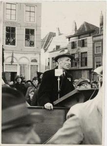 B-664 Waarnemend burgemeester A.J. van der Weel houdt een toespraak op de Grote Markt te Middelburg ter gelegenheid van ...