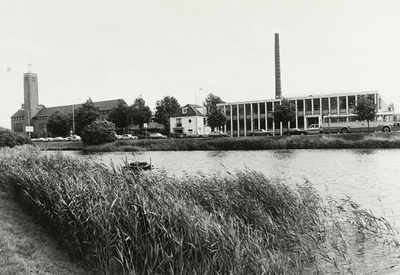 B-734 Gebouw van de melkfabriek Campina (rechts) en het kantoor van de PZEM (links) aan de Poelendaelesingel te ...