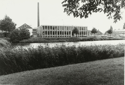 B-735 De melkfabriek Campina aan de Poelendaelesingel te Middelburg, gezien vanaf het Vlissings bolwerk.N.B.: eind 1980 ...