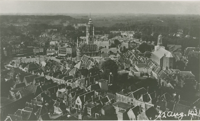 B-756 Panorama van Middelburg met in het midden het Stadhuis en rechts de Rooms-Katholieke kerk