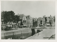 B-771 De Dambrug aan de Dam te Middelburg. Tegenover de Dambrug de Schuitvlotstraat, drie huizen verder de Brakstraat ...