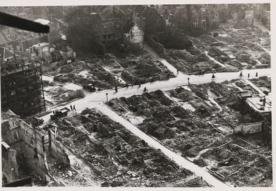 B-785 Gezicht op de Lange Delft te Middelburg, van de Abdijtoren, na het bombardement