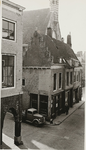 B-79 Gezicht op de huisjes (vóór de afbraak) staande voor de Gasthuiskerk in de Korte Delft te Middelburg
