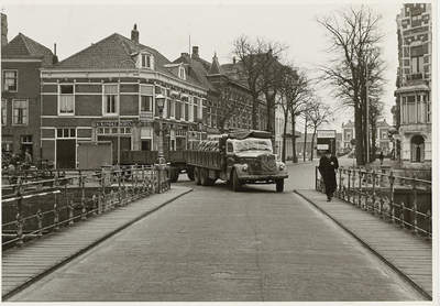 B-826 Gezicht op de Koningsbrug, Stationsstraat en station te Middelburg