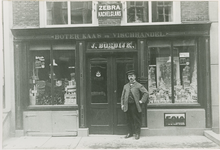 B-869 De kruidenierswinkel van J. Bosdijk aan de Vlasmarkt te Middelburg