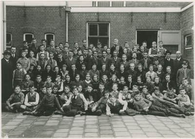 B-872 Personeel en leerlingen van de gereformeerde ULO aan de Nieuwe Haven te Middelburg