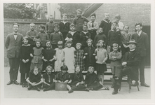 B-876 Leerlingen en onderwijzers van de derde klas van de Christelijke Burgerschool aan de Singelstraat te Middelburg