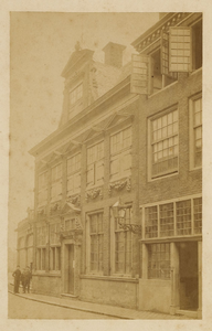 B-932 De gevel van de Wisselbank in de Lange Giststraat te Middelburg, van 1879-1882 school voor Meisjes (Lager ...