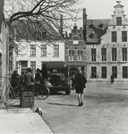 B-942A Gezicht op een deel van de Balans te Middelburg, met een groep personen voor de Waag, en op de achtergrond een ...