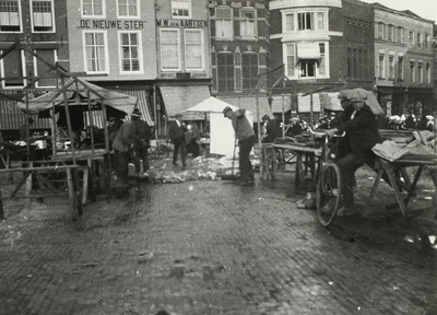 B-945III Het vegen van de markt door Gemeentereiniging op de Markt te Middelburg.Origineel diapositief archief ...