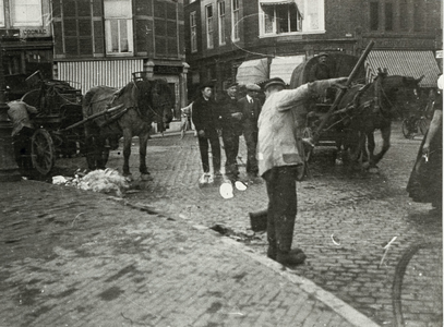 B-945V Het vegen van de markt door Gemeentereiniging op de Markt te Middelburg.Origineel diapositief archief ...