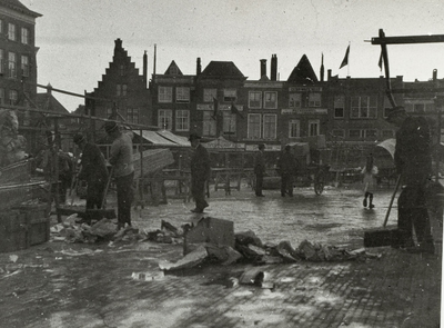 B-945VI Het vegen van de markt door Gemeentereiniging op de Markt te Middelburg.Origineel diapositief archief ...