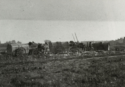 B-945VII Vuilniskarren storten hun lading op een weiland in de omgeving van Middelburg.Origineel diapositief archief ...