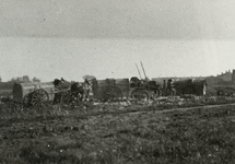 B-945VII Vuilniskarren storten hun lading op een weiland in de omgeving van Middelburg.Origineel diapositief archief ...