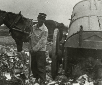 B-945XII Een vuilniskar met een personeelslid van Gemeentereiniging op de stortplaats op een weiland in de omgeving van ...