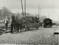 B-945XVII Kar met afval van Gemeentereiniging voor een schip aan de Kousteensedijk te Middelburg.Origineel diapositief ...