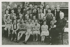 B-950 Leerlingen en onderwijzers van de Christelijke Burgerschool in de Singelstraat te Middelburg