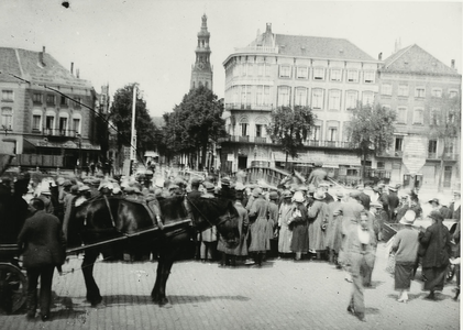 B-955I Kar van Gemeentereiniging en voetgangers wachten voor de gesloten Stationsbrug te Middelburg, met zicht op deel ...