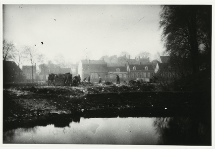 B-955VIII Personeel van Gemeentereiniging op een stortplaats langs de singels te Middelburg.Origineel diapositief ...