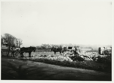 B-955XII Vuilniskarren op de stortplaats op een weiland in de omgeving van Middelburg.Origineel diapositief archief ...
