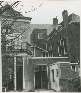 B-958II De achterzijde van de Openbare Bibliotheek aan de Molstraat te Middelburg. Foto genomen vanuit de tuin, die ...