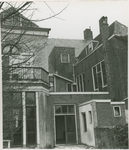 B-958II De achterzijde van de Openbare Bibliotheek aan de Molstraat te Middelburg. Foto genomen vanuit de tuin, die ...
