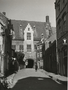 B-962B Gezicht door de Korte Giststraat te Middelburg naar de Gistpoort, na het bombardement