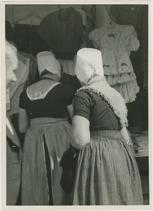 B-975 Vrouwen in Walcherse klederdracht op de Markt te Middelburg