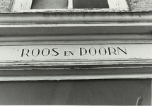 B-979 Bovendeurlijst met de naam Roos en Doorn aan het pand Noordsingel 158 te Middelburg