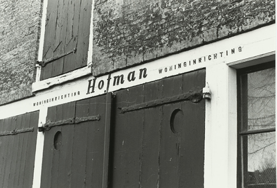 B-987 Firmanaam van de woninginrichting Hofman boven de deuren aan de Wijngaardstraat 13 te Middelburg