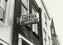 B-988 Reclamebord van 'Capelux verf' aan het pand aan de Vlissingsestraat 24 te Middelburg