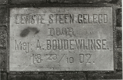 B-994V Gezicht op de eerste steen aan de voorzijde van het pand Noordbolwerk 35 te Middelburg