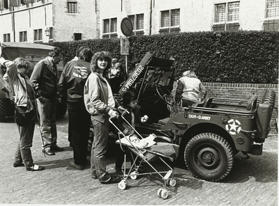 B-996XI Een oud legervoertuig van Keep them Rolling op het Abdijplein te Middelburg op bevrijdingsdag