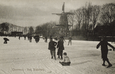 P-1042 IJsvermaak - Vest, Middelburg.. Winterpret op de Vest te Middelburg. Op de achtergrond de Seismolen.