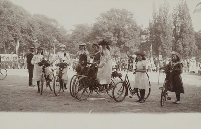 P-1094 Kinderen met versierde fietsen tijdens de Oranjefeesten te Middelburg.