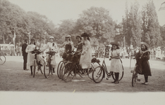 P-1094 Kinderen met versierde fietsen tijdens de Oranjefeesten te Middelburg.