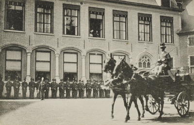 P-1108 Herinnering Koninklijk Bezoek Middelburg - September 1907.. Het koninklijk paar rijdt per koets langs een ...