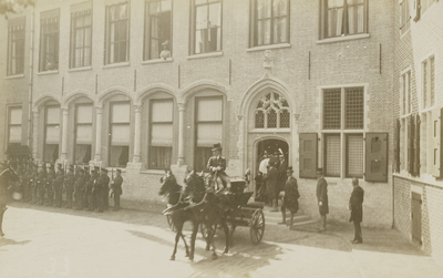 P-1111 Koningin Wilhelmina en Prins Hendrik stappen het provinciehuis binnen tijdens hun bezoek aan Middelburg.