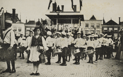 P-1114 Herinnering Koninklijk bezoek Middelburg - September 1907.. Muziekuitvoering tijdens het bezoek van Koningin ...
