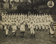 P-1128 Groep van 100 deelnemers aan den Trompetinen-March met portret van den Componist Jan Morks. Middelburg 31 ...